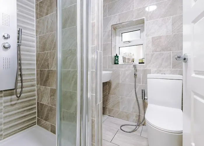 بيت للعطل Spacious 4 Bedroom Modern House Near Centre Sleeps 12 *