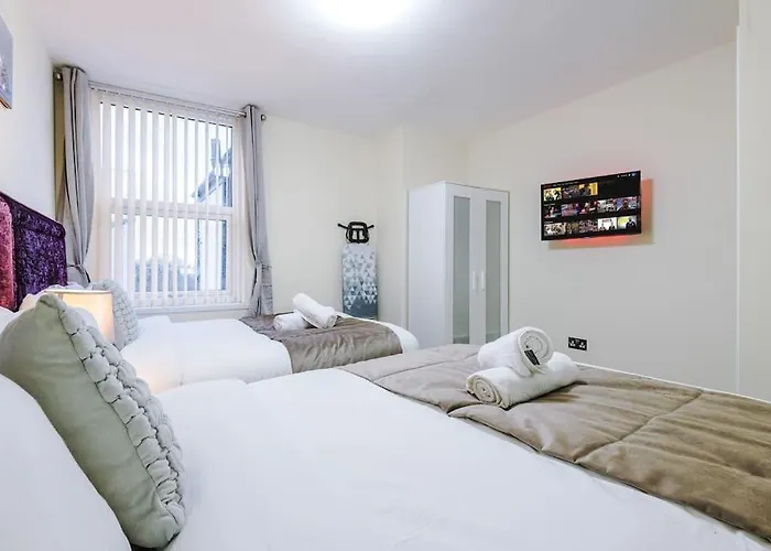 Spacious 4 Bedroom Modern House Near Centre Sleeps 12 بيت للعطل *