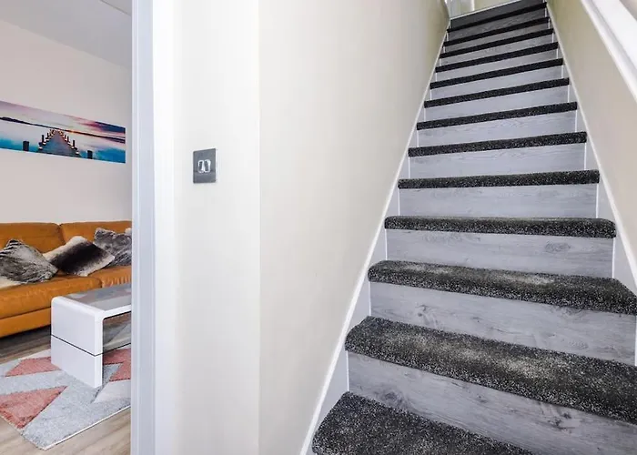 Spacious 4 Bedroom Modern House Near Centre Sleeps 12 مانشستر