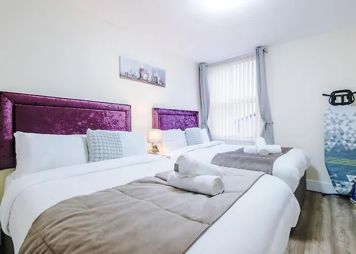 Spacious 4 Bedroom Modern House Near Centre Sleeps 12 بيت للعطل مانشستر