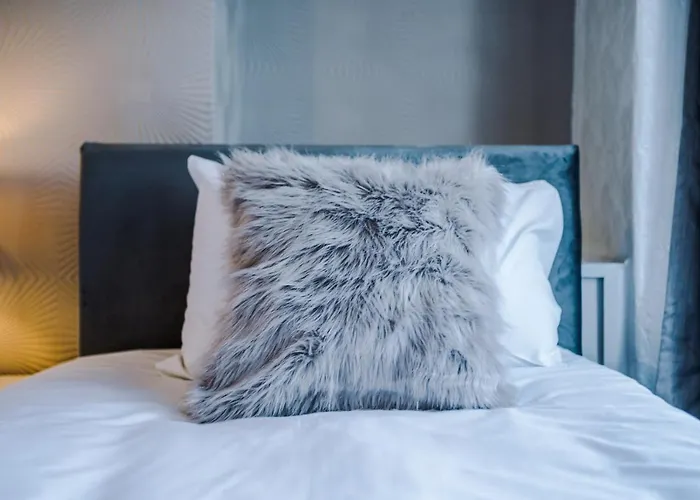 Spacious 4 Bed With Parking Tatil Evi Manchester