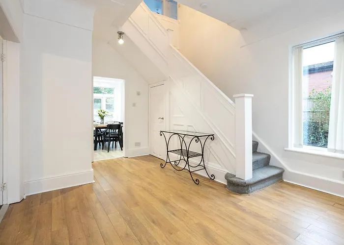 Pillo - Spacious 4 Bedroom Detached House Close To Heaton Park Dom wakacyjny