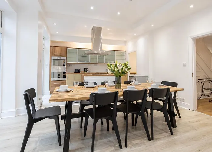 Pillo - Spacious 4 Bedroom Detached House Close To Heaton Park Manchester