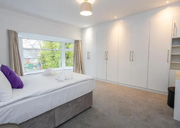 Dom wakacyjny Pillo - Spacious 4 Bedroom Detached House Close To Heaton Park