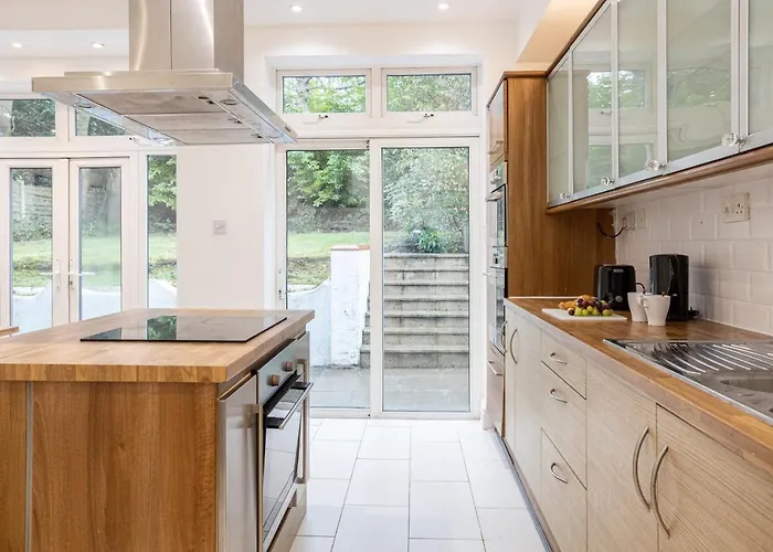 Pillo - Spacious 4 Bedroom Detached House Close To Heaton Park Dom wakacyjny *