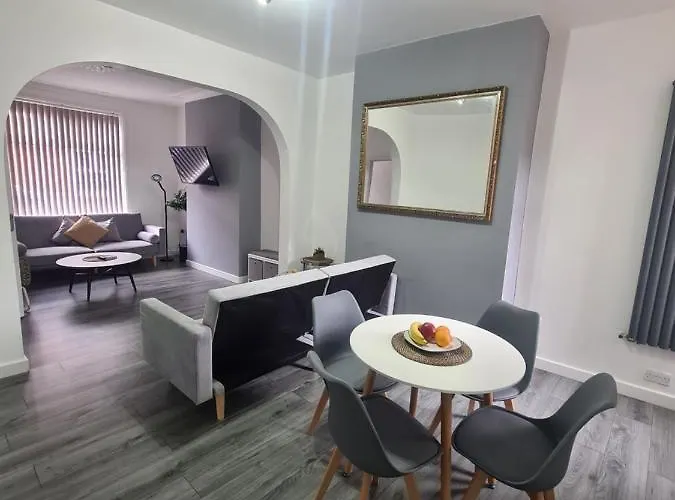 Lovely 2-bedroom House Close To Media City. Appartamento Manchester