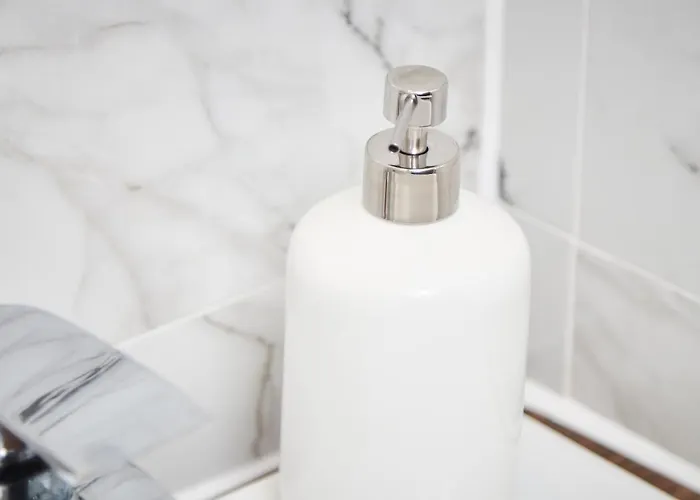 Fabulous 5 Bed House W Parking Manchester