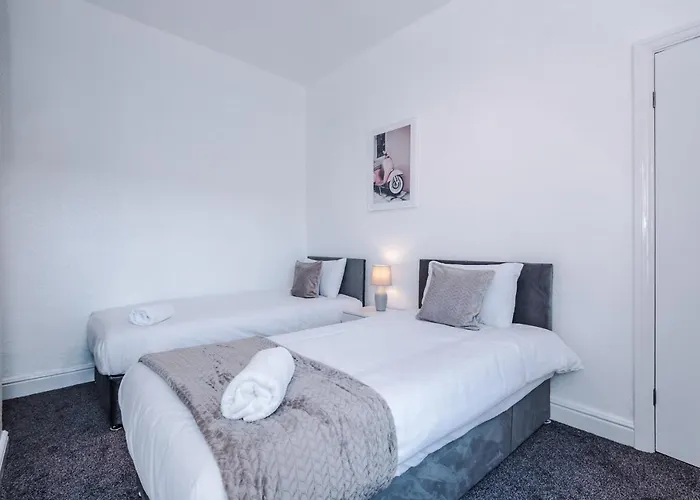 Spacious 4 Bed With Parking Tatil Evi Manchester