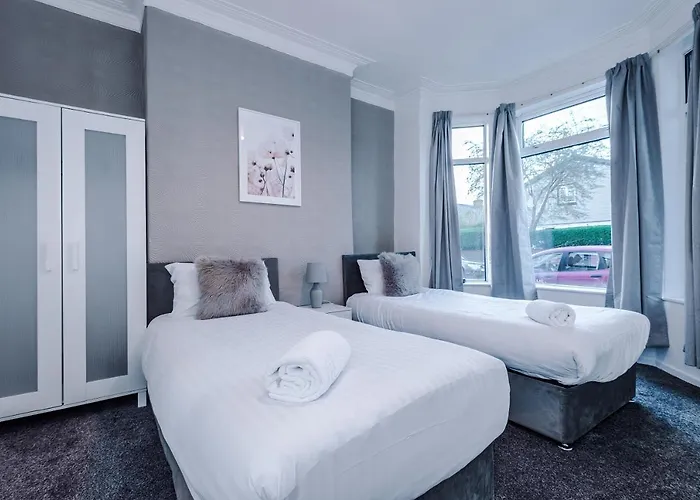 Spacious 4 Bed With Parking Tatil Evi Manchester