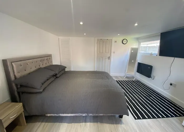 Modern With Private Entrance Manchester