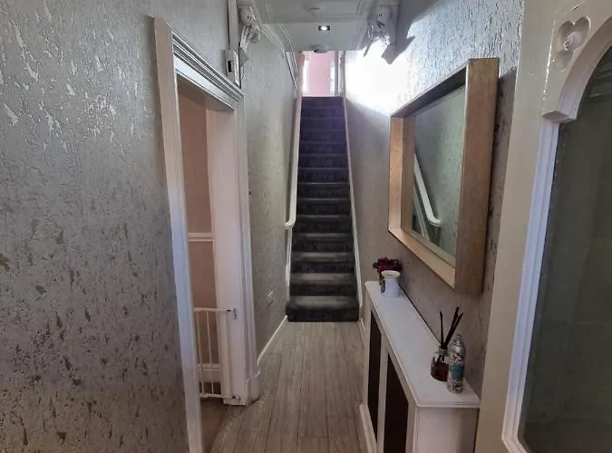 בית נופש Lovely Close To Mcr Centre Inc Cinema מנצ'סטר