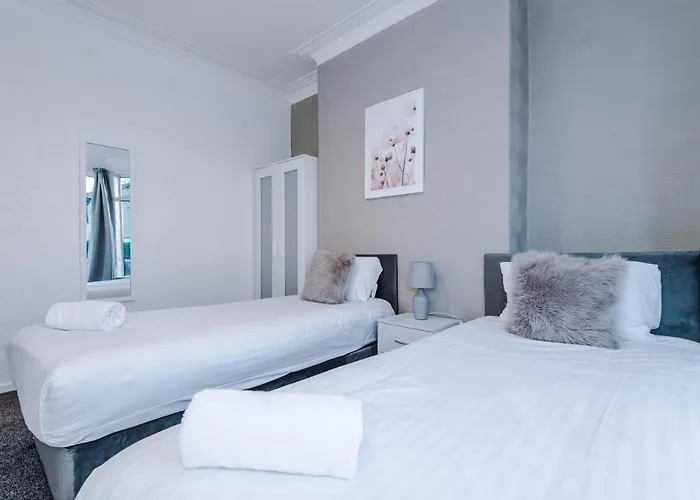 Spacious 4 Bed With Parking Tatil Evi *