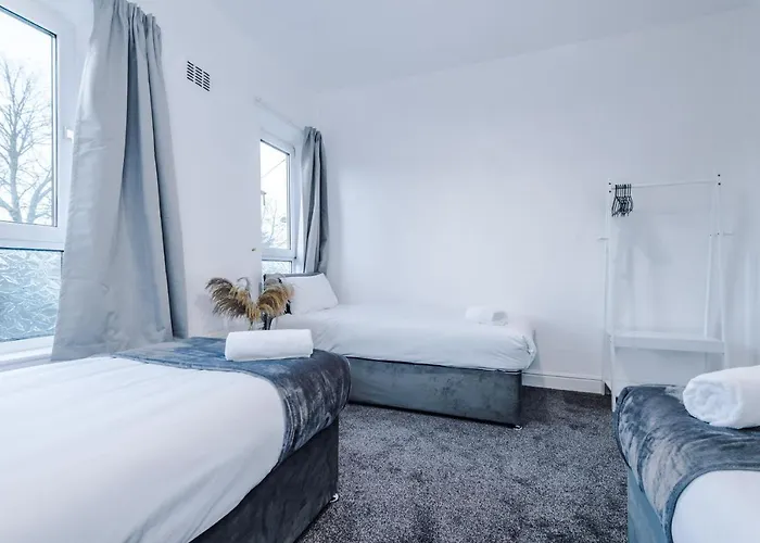 Spacious 4 Bed With Parking * Manchester