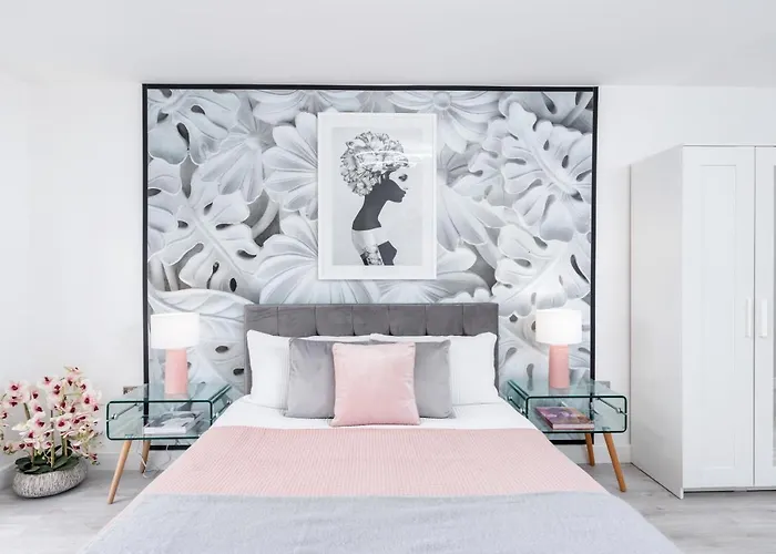 4 Bedroom, 3 Bathroom Walking Distance To Centre 펜션 *