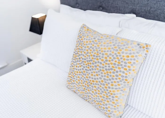 4 Bedroom, 3 Bathroom Walking Distance To Centre 맨체스터