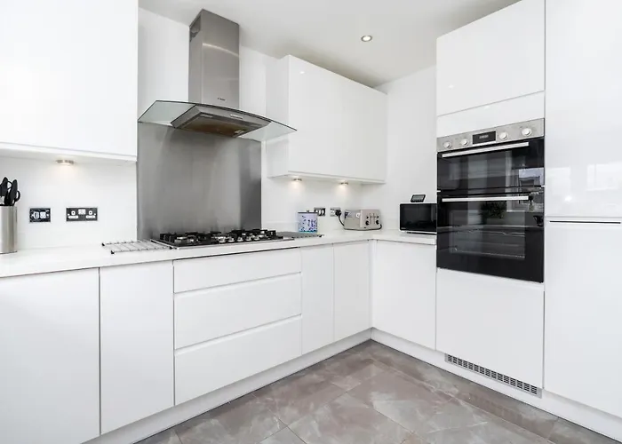 4 Bedroom, 3 Bathroom Walking Distance To Centre *