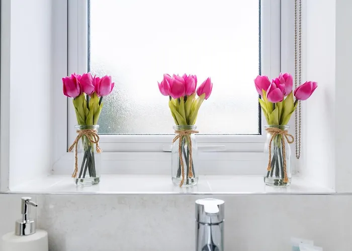 4 Bedroom, 3 Bathroom Walking Distance To Centre 펜션 *