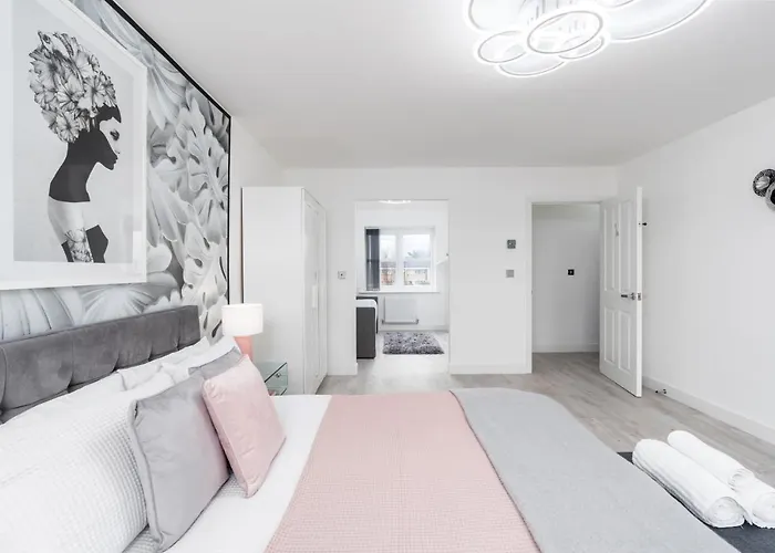 4 Bedroom, 3 Bathroom Walking Distance To Centre 맨체스터