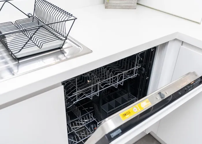 펜션 4 Bedroom, 3 Bathroom Walking Distance To Centre *