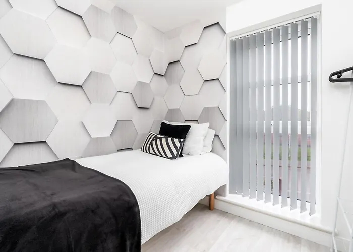 4 Bedroom, 3 Bathroom Walking Distance To Centre 펜션 *