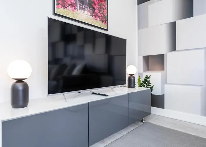 4 Bedroom, 3 Bathroom Walking Distance To Centre 펜션 *