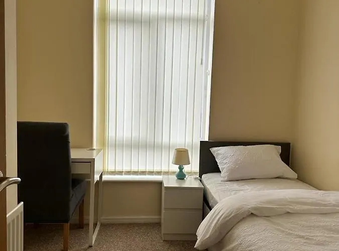 7 Minutes From Etihad Guest house *