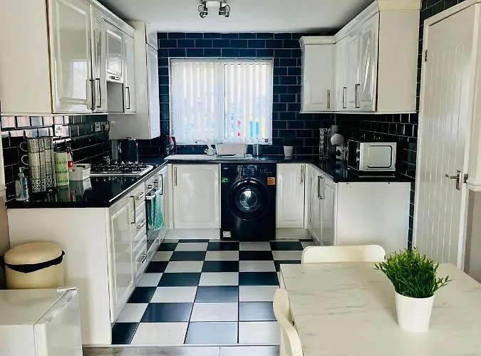 Allenby Walk Private In A 4 Bed Shared House