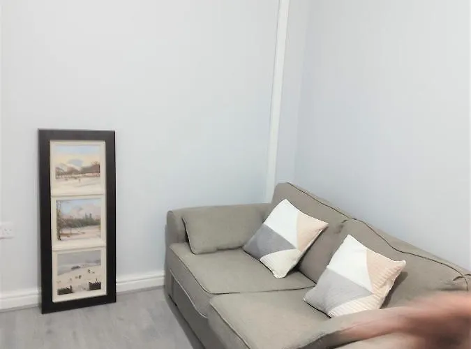 Newly Refurbished 2- Bed Stylish Apartament *