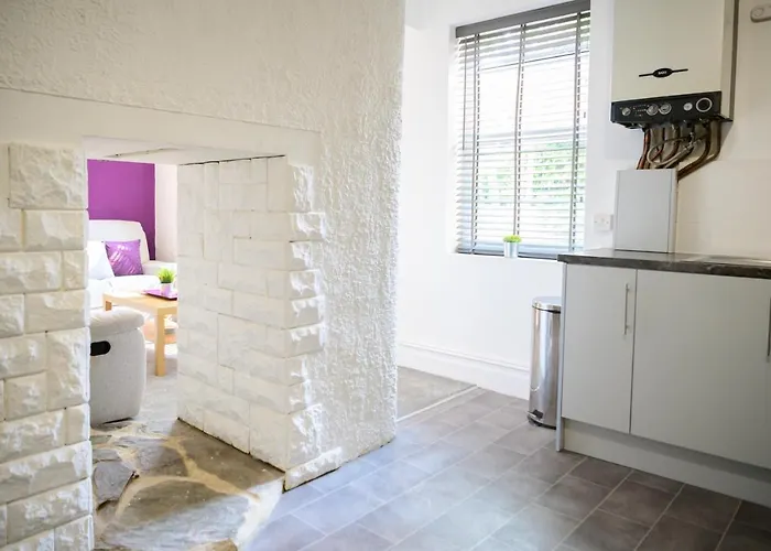 Purple Blossom, 2 Bed Apartment, Wi-fi, Near Didsbury, Free Parking Apartment