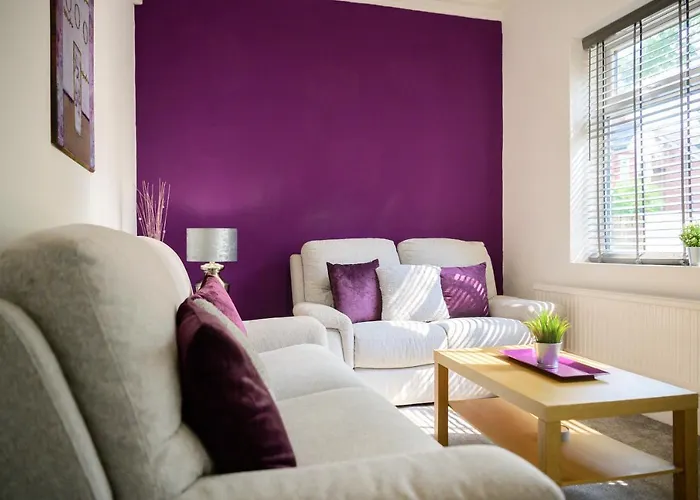 Apartment Purple Blossom, 2 Bed Apartment, Wi-fi, Near Didsbury, Free Parking *