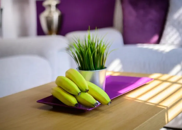 Purple Blossom, 2 Bed Apartment, Wi-fi, Near Didsbury, Free Parking *