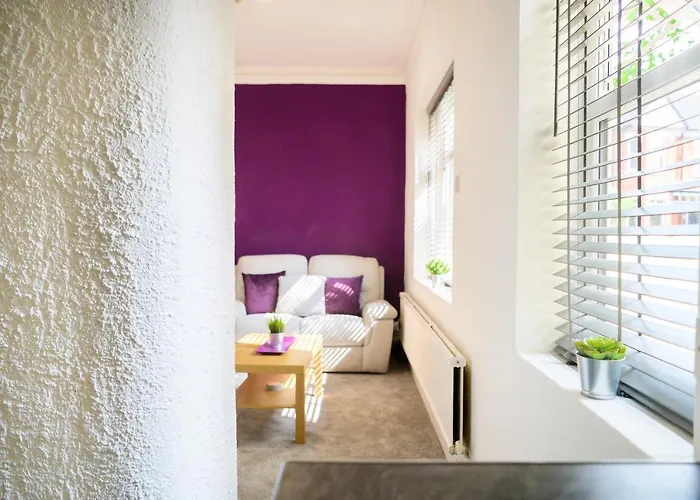 Apartment Purple Blossom, 2 Bed Apartment, Wi-fi, Near Didsbury, Free Parking Manchester