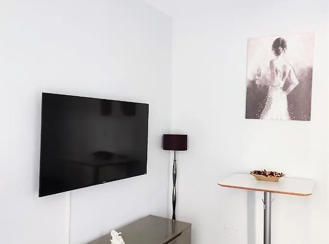 Newly Refurbished 2- Bed Stylish