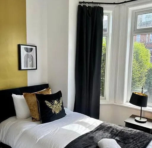 Large Five Bedroom With Parking, Sleeps 11! Semesterbostad