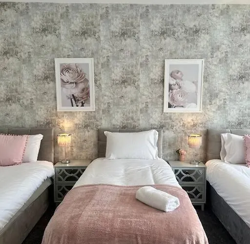 Semesterbostad Large Five Bedroom With Parking, Sleeps 11! Manchester