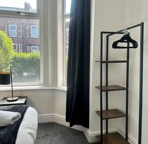 Large Five Bedroom With Parking, Sleeps 11! *