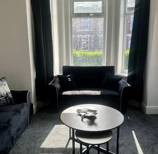 Semesterbostad Large Five Bedroom With Parking, Sleeps 11! *