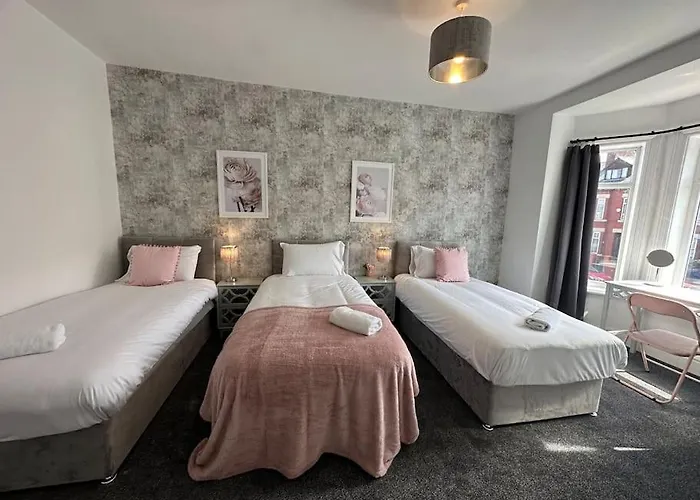 Semesterbostad Large Five Bedroom With Parking, Sleeps 11! *