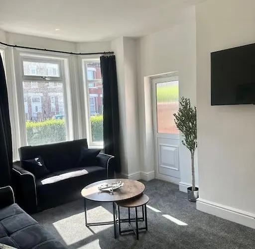 Large Five Bedroom With Parking, Sleeps 11! Semesterbostad