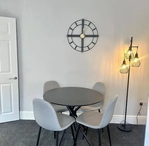 Large Five Bedroom With Parking, Sleeps 11! Semesterbostad