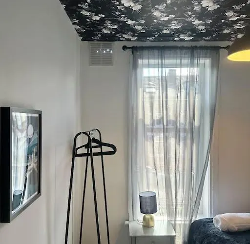 Semesterbostad Large Five Bedroom With Parking, Sleeps 11! Manchester