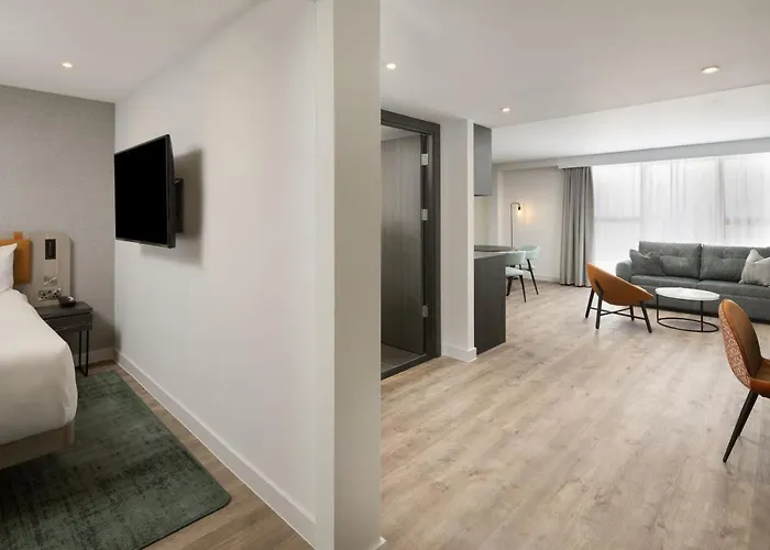 By Marriott Piccadilly מנצ'סטר