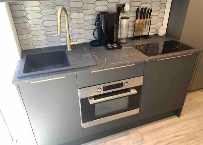 Lux Private Entrance 1 Bed - Free Parking - Ideal For Coop Live, Mcr Centre, Salford Royal Hospital & Buile Hill Mansion Wedding Venue *