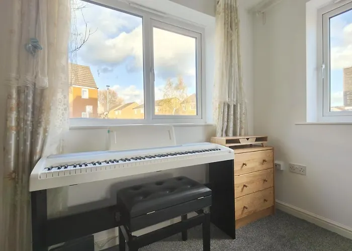 The Metcombe - With Free Parking - 10 Minutes Walk To Coop Live Arena & Etihad Stadium