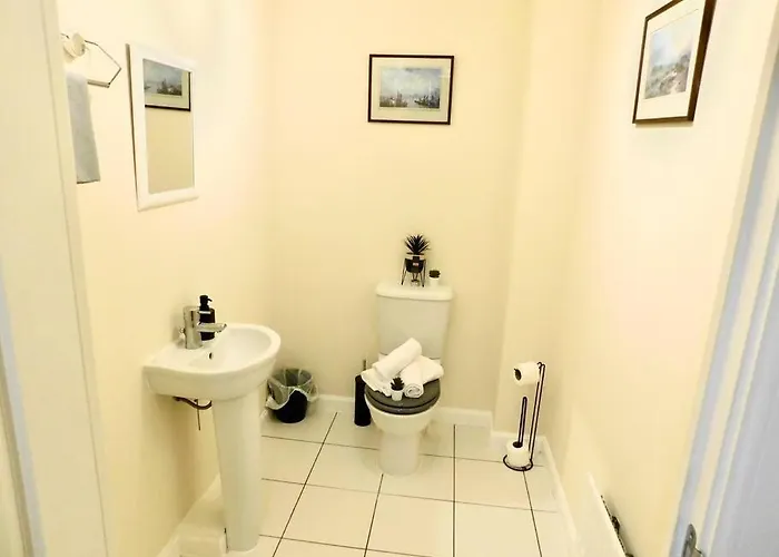 Amila House Manchester, Modern, Spacious, Sleeps 9 With Parking 度假居