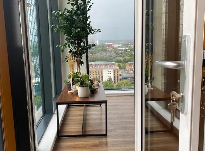 Luxury 2 Bedroom En-suite Balcony Views *
