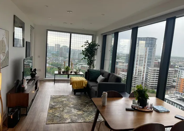 Luxury 2 Bedroom En-suite Balcony Views *