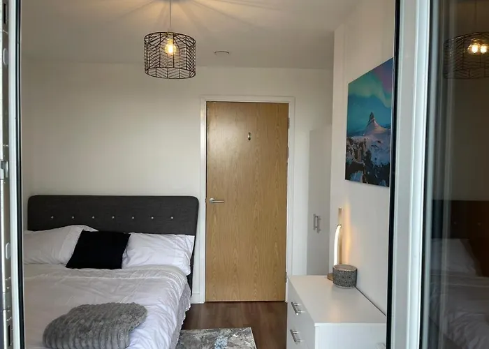 Luxury 2 Bedroom En-suite Balcony Views *