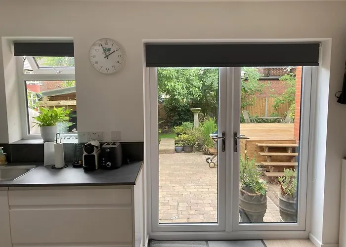 Beautiful Detached Private Annex In Great Location *