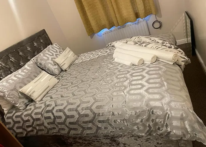 Hotel Lovely 3 Bed Short *